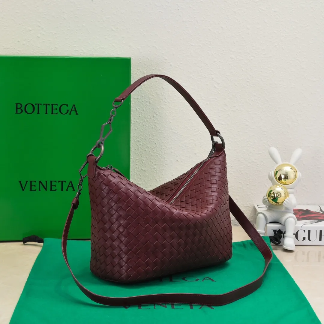 Batch 1260 BV classic women's hand-held shoulder crossbody bag, made of imported sheepskin purely hand-woven, lined with pigskin, equipped with original matte hardware, with long shoulder straps that can be adjusted in length, impeccable workmanship, top-notch craftsmanship, focusing on high-end quality, the first choice for product identification, real-life pictures 👉🏻The color is great👍 Size: 28*18*14 Model: 9843